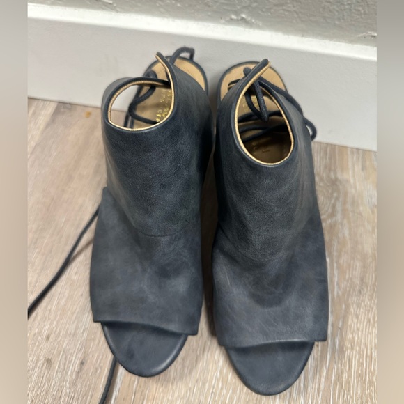 Kenneth Cole Slip On Open Toe Blue/Beige Block Heel Leather Size 7M - Picture 1 of 14